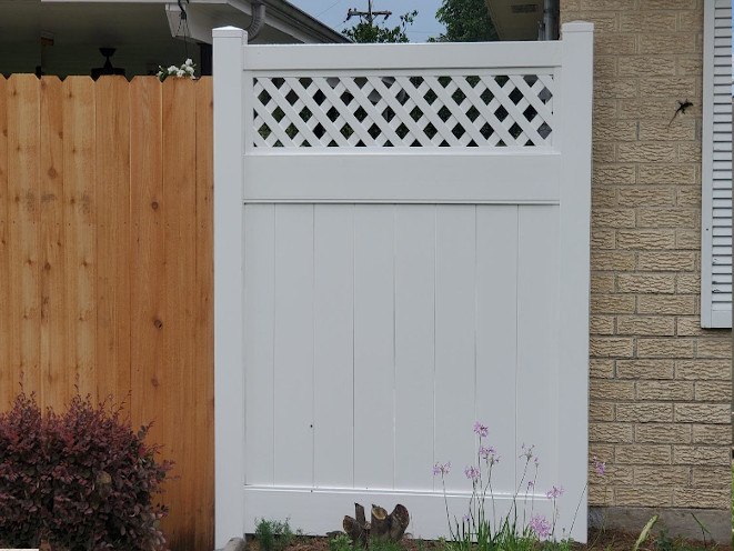 Hollingsworth White Vinyl Fence with Lattice Installed in Metairie by Lafreniere Park.