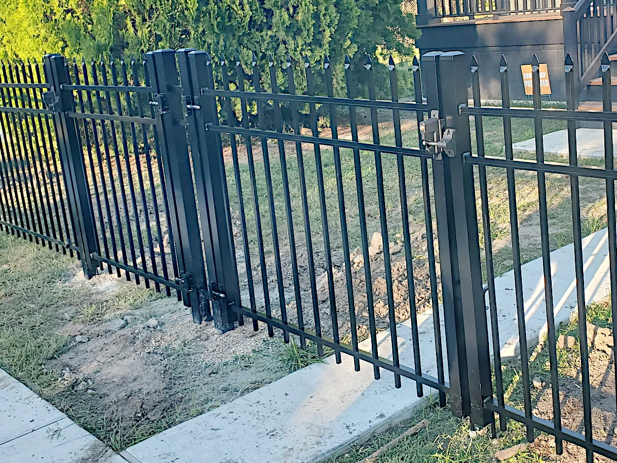 Antebellum aluminum fence in the Abigail series with pressed points/spear tops. Installed in New Orleans.