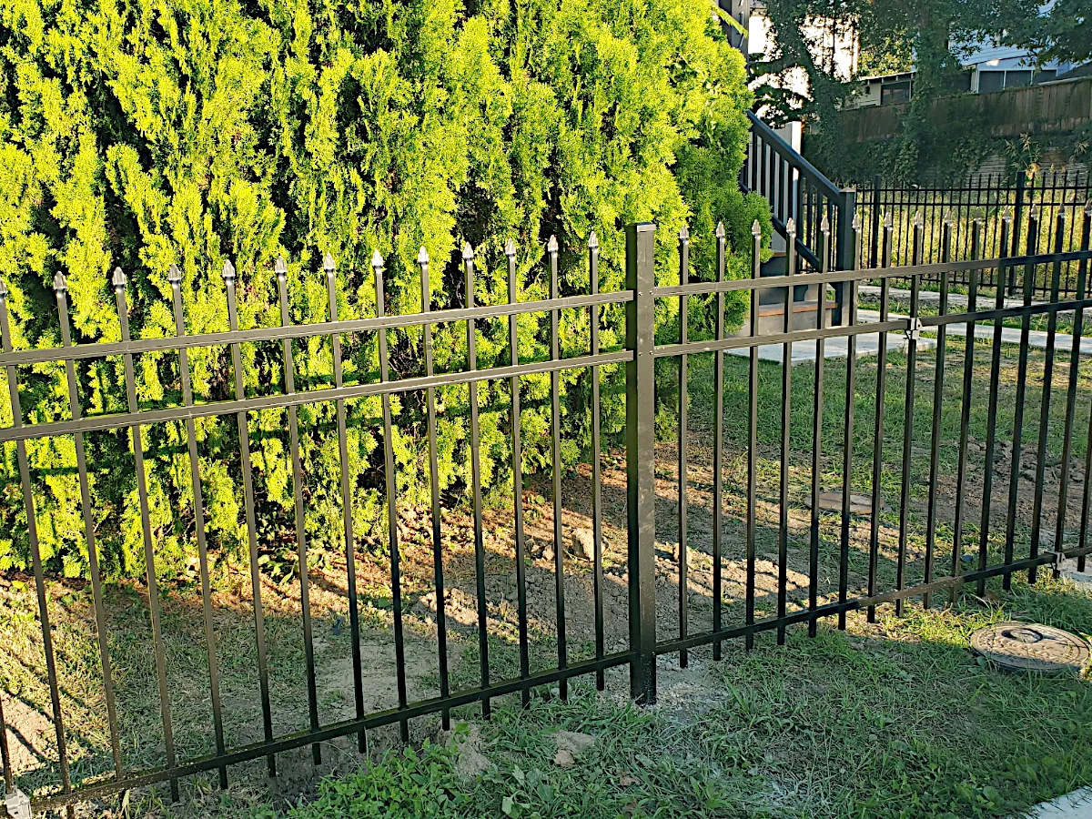 Antebellum aluminum fence in the Abigail series with pressed points/spear tops. Installed in New Orleans.